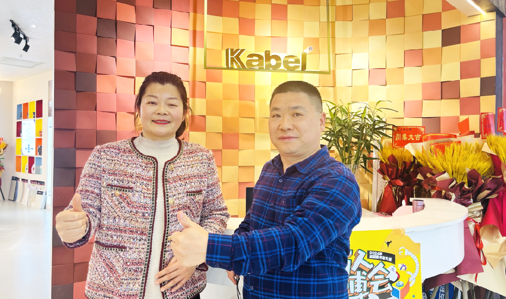 陪考母親成都創業，藝術涂料鋪就兒子考研路——中外涂料網訪卡百利成都經銷商董雪梅